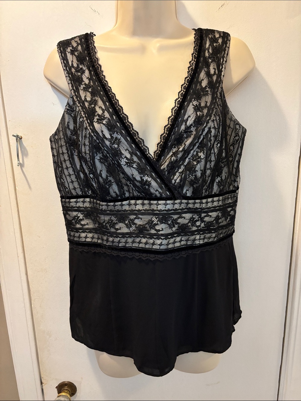 Ann Taylor Black Lace Surplice Top – Scalloped Trim & Silk Hem – Size 8 - 26-460